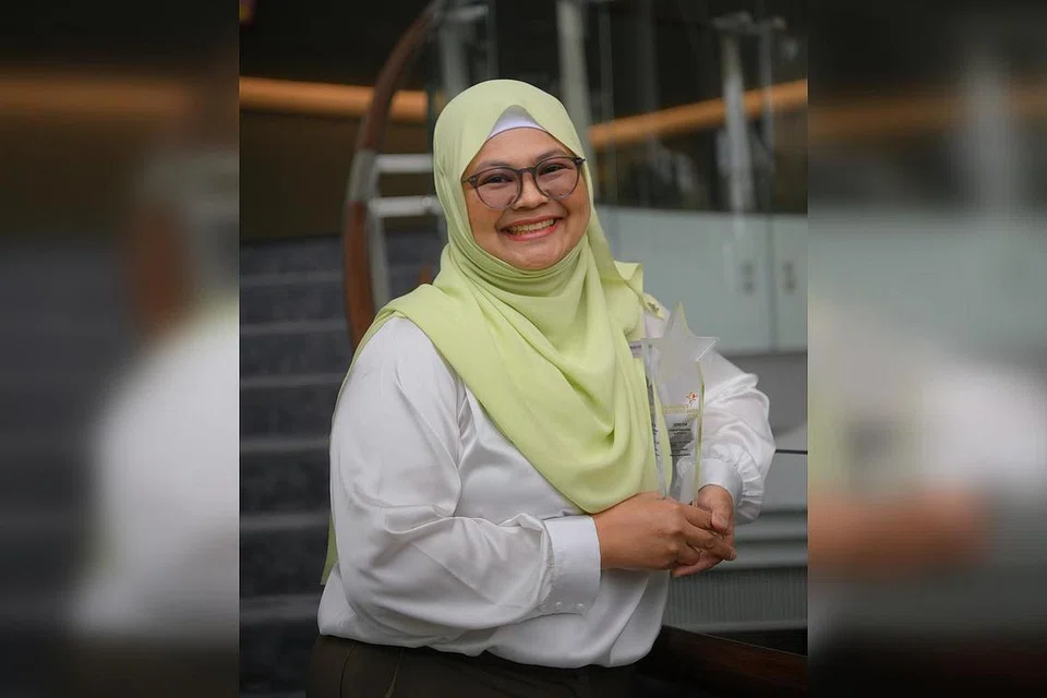 BERBESAR HATI: Cik Hirnani Hamid antara 14 penerima Anugerah Superstar - Kategori Kesihatan Bersekutu dalam majlis penyampaian Anugerah Khidmat Bermutu Kesihatan Singapura (SHQSA) ke-13 pada Isnin - Foto ST