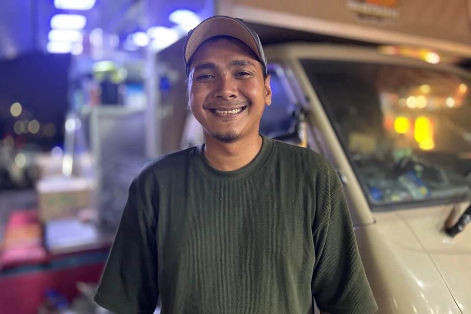 Pengerusi Persatuan Trak Makanan Pasir Gudang, Encik Nik Mohamad Amir Moharani berkata beliau bimbang harga barangan setempat bergerak menghampiri paras yang disesuaikan kepada kuasa beli warga Singapura.