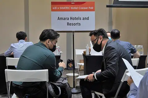 BERMINAT DALAM KERJAYA PERHOTELAN: Seorang individu menunjukkan minat dalam kerjaya perhotelan semasa pameran perhotelan diadakan semalam. - Foto SHATEC