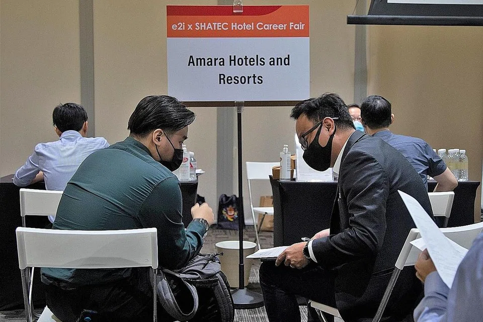 BERMINAT DALAM KERJAYA PERHOTELAN: Seorang individu menunjukkan minat dalam kerjaya perhotelan semasa pameran perhotelan diadakan semalam. - Foto SHATEC