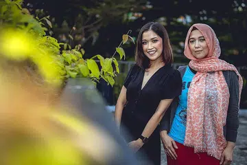 NYANYI BERSAMA IBU: Di luar universiti, Cik Natasha, yang merupakan anak kepada penyanyi terkenal Wann, juga berbakat dalam seni muzik dan telah melakukan penampilan sulung semasa acara Sinar Lebaran pada 2020. - Foto BH oleh NUR DIYANA TAHA