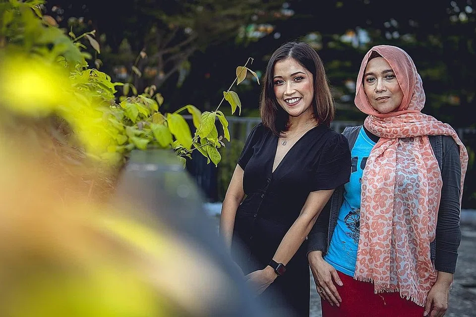 NYANYI BERSAMA IBU: Di luar universiti, Cik Natasha, yang merupakan anak kepada penyanyi terkenal Wann, juga berbakat dalam seni muzik dan telah melakukan penampilan sulung semasa acara Sinar Lebaran pada 2020. - Foto BH oleh NUR DIYANA TAHA
