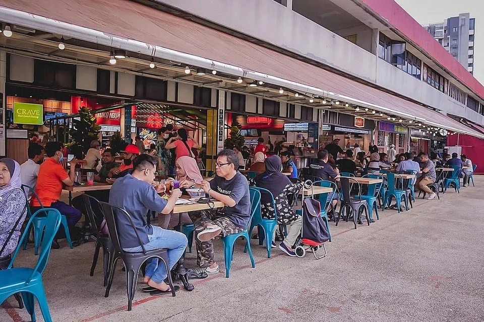 MASIH BELUM PENUH, TAPI PENIAGA SIKAP OPTIMIS: Pelanggan di restoran dan kedai F&B dikunjungi BH semalam dilihat kian bertambah, seperti di pusat penjaja di Haig Road ini. - Foto BH oleh NUR DIYANA TAHA