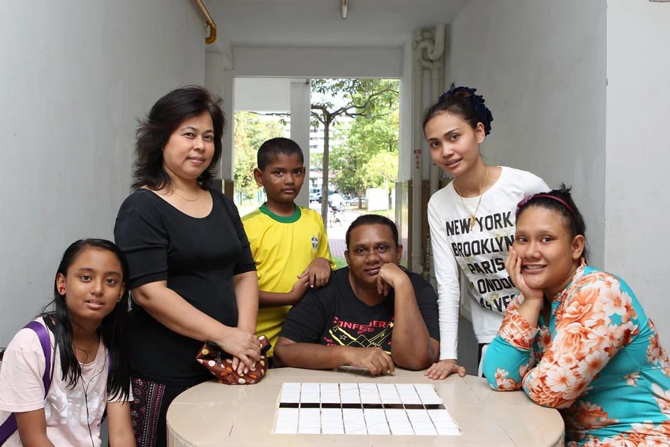 PEMIMPIN KAWASAN KEJIRANAN: Cik Siti Fadillah Abdullah (dua dari kiri) bersama jiran tetangganya (dari kiri) Cik Nurhuda Nordin, Muhd Sabit Yusof, Cik Salmah Abd Rahman, Cik Norlindawati Jamil dan Cik Dhatin Sheikh Yasin Bamadhj. - Foto BH oleh ZHANG XUAN