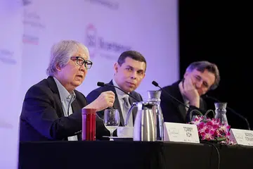 SERTAI PERBINCANGAN: Profesor Tommy Koh (kiri) membentangkan lapan harapannya bagi bakal pemimpin baru negara ini. Di sampingnya Encik Warren Fernandez, moderator perbincangan.