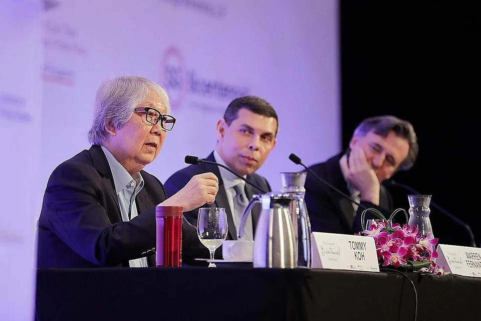 SERTAI PERBINCANGAN: Profesor Tommy Koh (kiri) membentangkan lapan harapannya bagi bakal pemimpin baru negara ini. Di sampingnya Encik Warren Fernandez, moderator perbincangan.
