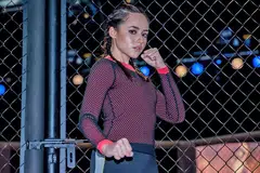 BUKTIKAN KEBOLEHAN: Hannah Delisha teruja membawa peranan sebagai jurulatih tae kwan do di gimnasium seni mempertahankan diri campuran (MMA) dalam drama 'Saga (Musim Kedua)' sebagai bukti gadis comel sepertinya juga boleh menghidupkan watak aksi dan bukan watak gadis lurus bendul sahaja. - Foto BM oleh NUR DIYANA TAHA