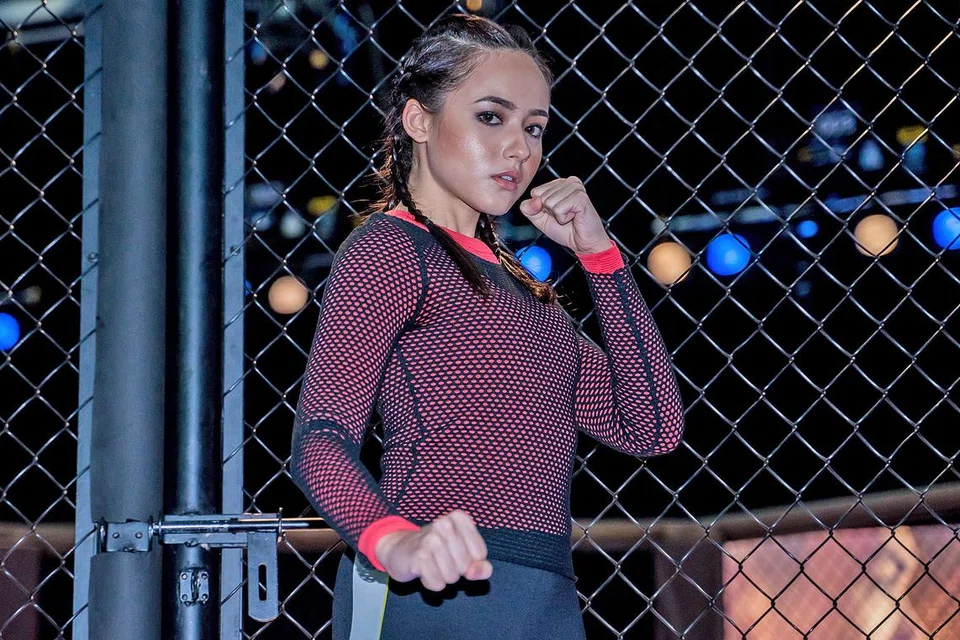 BUKTIKAN KEBOLEHAN: Hannah Delisha teruja membawa peranan sebagai jurulatih tae kwan do di gimnasium seni mempertahankan diri campuran (MMA) dalam drama 'Saga (Musim Kedua)' sebagai bukti gadis comel sepertinya juga boleh menghidupkan watak aksi dan bukan watak gadis lurus bendul sahaja. - Foto BM oleh NUR DIYANA TAHA