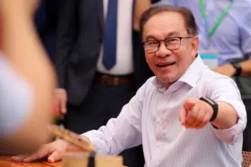 ANWAR IBRAHIM: Dijangka menjawab segala persoalan mengenai keputusan melepaskan tanpa membebaskan (DNAA) Datuk Seri Ahmad Zahid Hamidi, di Parlimen pada Selasa.