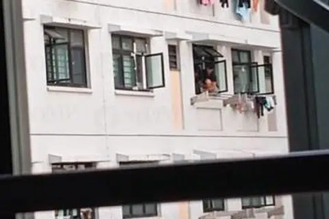 Wanita ini kelihatan menyangkung sekitar 15 minit di belebas tingkap sebuah unit tingkat enam. di Yishun. 