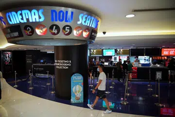 Pelanggan cawangan pawagam Cathay di AMK Hub diberi tiket tulisan tangan pada 30 April.