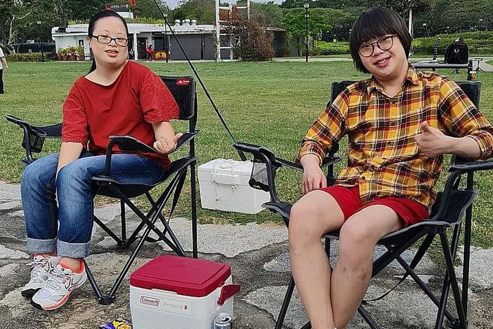 GANDINGAN SERASI: Bakat seni dengan Sindrom Down (dari kiri) Clare Elizebeth Goh dan Timothy Lee menjayakan watak pasangan remaja yang bercinta dan bergelut dengan emosi ingin difahami masyarakat sekeliling dalam filem 'Not Your Ordinary Love Story' di aplikasi Viddsee pada 9 Mac ini. -- Foto POETRY IN MOTION