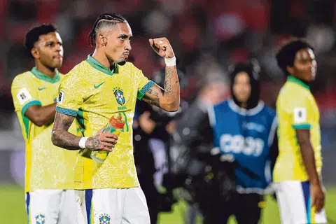Penyerang Brazil, Raphinha (tengah), meraikan kemenangan 2-1 ke atas Chile dalam perlawanan Kelayakan Piala Dunia 2026 bagi Benua Amerika Selatan pada 10 Oktober 2024.
