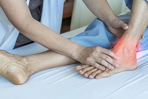 Menurut satu kajian oleh Poliklinik SingHealth (SHP) yang diterbitkan pada November 2023, lelaki Melayu di Singapura yang mempunyai masalah jantung lebih berisiko mengalami penyakit gout yang tidak dikawal dengan baik berbanding kaum lain di sini yang tidak ada masalah jantung.