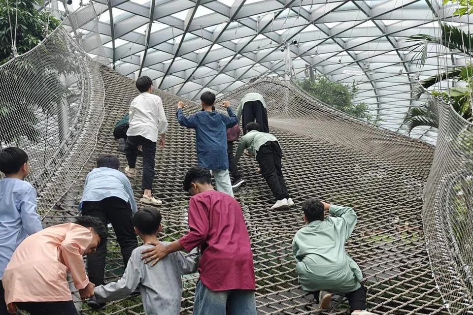 Lawatan ke Jewel Lapangan Terbang Changi sempena Hari Raya itu diisi dengan kegiatan riadah seperti kegiatan di kawasan jaring lantun, atau ‘bouncing net’, untuk para penghuni bersuka ria sesama mereka.