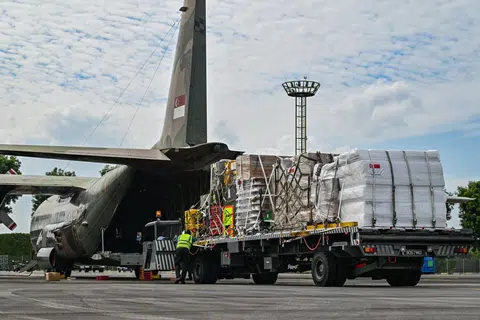 Pakej bantuan kemanusiaan dipunggah masuk ke pesawai C-130 RSAF di Pangkalan Udara Paya Lebar