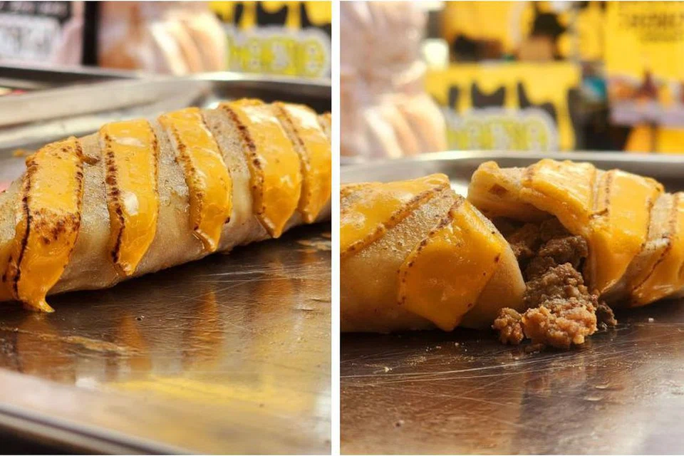 Rupa sepenuh Roti Pocong, yang mengandungi daging cincang barbeku dan dihias dengan beberapa potongan keju hingga cair.