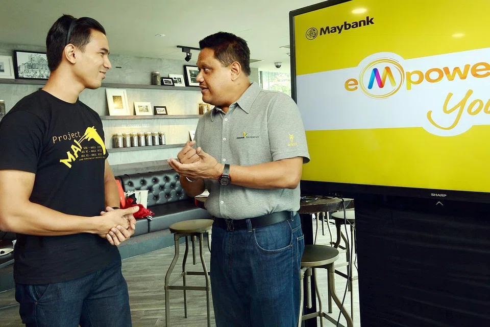 PROJEK BERINOVASI: Pelajar Universiti Teknologi Nanyang (NTU), Encik Abdullah Akmal Kamarozaman (kiri), menerangkan projeknya kepada Ketua Pegawai Eksekutif Maybank Foundation, Encik Shahril Azuar Jimin. Projeknya melibatkan pembinaan sistem biogas metana yang boleh digunakan untuk memasak. - Foto TAUFIK A. KADER