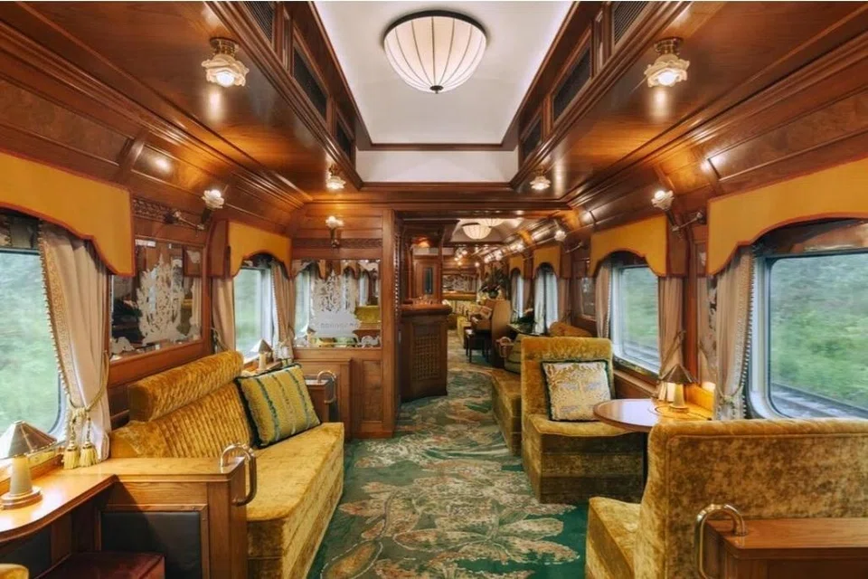 Belmond mengendalikan Eastern & Oriental Express di Malaysia. Piano Bar dalam kereta api ini menawarkan tempat bersantai yang tenang pada siang hari dan persembahan muzik yang meriah pada waktu malam.