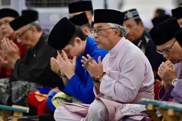 Sultan Pahang, Sultan Abdullah Ahmad Shah (dua dari kanan) bersama puteranya, Tengku Mahkota Pahang, Tengku Hassanal Ibrahim Sultan Abdullah (tiga dari kanan)