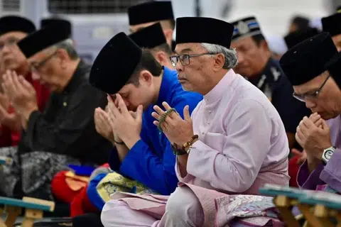 Sultan Pahang, Sultan Abdullah Ahmad Shah (dua dari kanan) bersama puteranya, Tengku Mahkota Pahang, Tengku Hassanal Ibrahim Sultan Abdullah (tiga dari kanan)