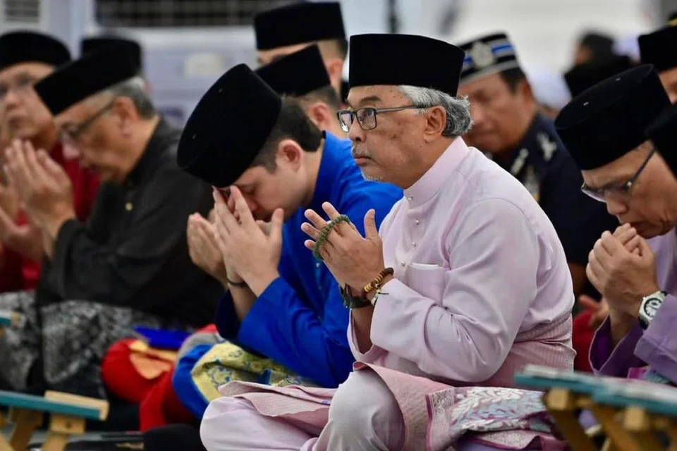 Sultan Pahang, Sultan Abdullah Ahmad Shah (dua dari kanan) bersama puteranya, Tengku Mahkota Pahang, Tengku Hassanal Ibrahim Sultan Abdullah (tiga dari kanan)