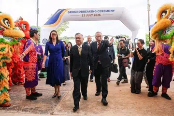 Timbalan Perdana Menteri, Encik Gan Kim Yong (tengah) dan Ketua Pegawai Eksekutif (CEO) Sheng Siong, Encik Lim Hock Chee (kanan), tiba pada majlis pecah tanah bagi Ibu Pejabat dan Pusat Pengedaran Bersepadu baharu Sheng Siong bernilai $520 juta di Sungei Kadut pada 13 Julai.