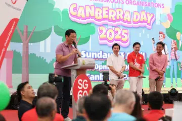 Menteri Kesihatan, Encik Ong Ye Kung (atas pentas, kiri), berucap semasa acara Canberra Day di Canberra Park pada 13 April. Beliau disertai Anggota Parlimen GRC Sembawang, Dr Lim Wee Kiak (dua dari kanan), dan dua penasihat kedua GRC itu - Encik Gabriel Lam (kiri) dan Encik Ng Shi Xuan.