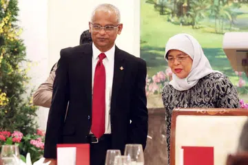 TERUS BEKERJASAMA: Presiden Halimah Yacob (kanan) berkata usaha kerjasama antara Singapura dengan Maldives perlu terus dipertingkat. Beliau telah menjadi hos kepada jamuan makan tengah hari bagi meraikan lawatan negara Presiden Maldives Ibrahim Mohamed Solih (kiri) ke Singapura. - Foto CMG
