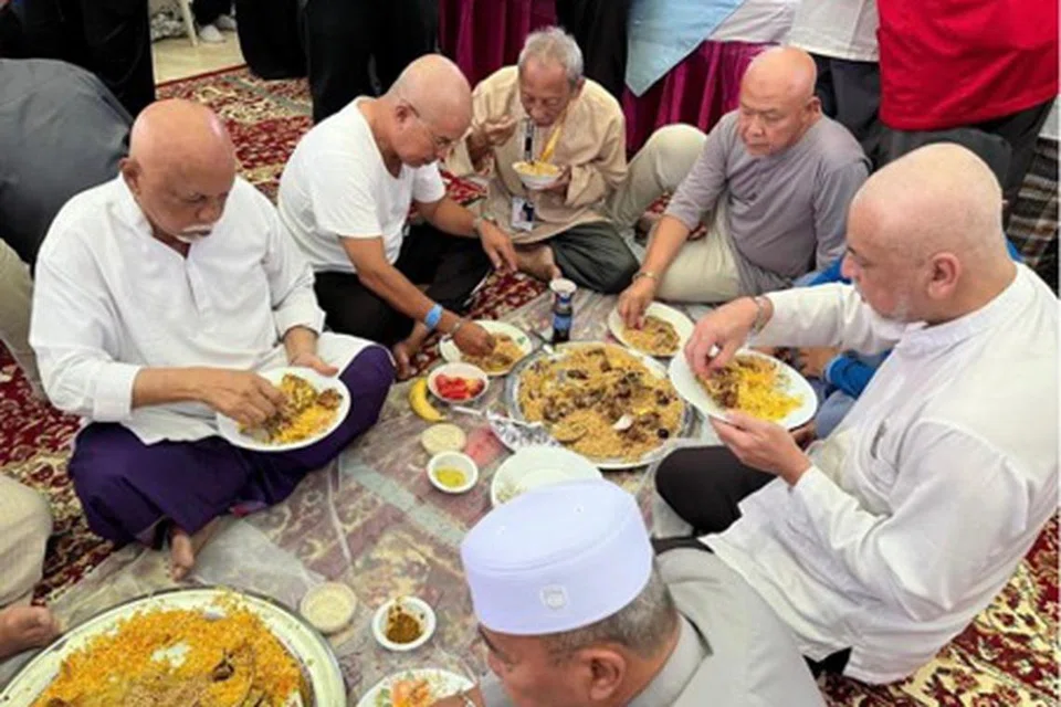 MAKAN DITANGGUNG: Hagel Travel & Tours menawarkan makanan menarik (full board) untuk jemaah. Gambar diambil ketika jemaah menjamu hidangan nasi mandhi di penginapan Shisha. 