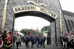 Para timbalan menteri Indonesia melambaikan tangan sambil berarak selepas rahat anggota Kabinet di Akademi Ketenteraan Indonesia di Magelang, Indonesia, pada 27 Oktober. Presiden Prabowo Subianto, mengundang semua menteri dan kakitangan menghadiri rahat di akademi tentera bagi menyelaras visi dan misi untuk mengukuhkan program prestasi 100 hari Kabinetnya agar lebih fokus dan terarah.