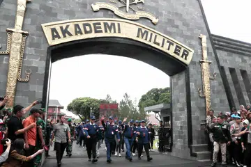Para timbalan menteri Indonesia melambaikan tangan sambil berarak selepas rahat anggota Kabinet di Akademi Ketenteraan Indonesia di Magelang, Indonesia, pada 27 Oktober. Presiden Prabowo Subianto, mengundang semua menteri dan kakitangan menghadiri rahat di akademi tentera bagi menyelaras visi dan misi untuk mengukuhkan program prestasi 100 hari Kabinetnya agar lebih fokus dan terarah.