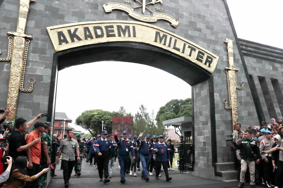 Para timbalan menteri Indonesia melambaikan tangan sambil berarak selepas rahat anggota Kabinet di Akademi Ketenteraan Indonesia di Magelang, Indonesia, pada 27 Oktober. Presiden Prabowo Subianto, mengundang semua menteri dan kakitangan menghadiri rahat di akademi tentera bagi menyelaras visi dan misi untuk mengukuhkan program prestasi 100 hari Kabinetnya agar lebih fokus dan terarah.