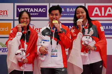 TAMBAH PINGAT: Elle Koh (kiri) dan Samuel Elijah Robson masing-masing meraih pingat emas bagi acara Epee dan Foil perseorangan sementara Kiria Tikanah Abdul Rahman meraih gangsa dalam acara Epee. - Foto REUTERS