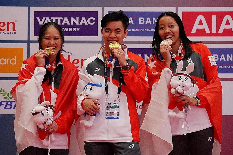 TAMBAH PINGAT: Elle Koh (kiri) dan Samuel Elijah Robson masing-masing meraih pingat emas bagi acara Epee dan Foil perseorangan sementara Kiria Tikanah Abdul Rahman meraih gangsa dalam acara Epee. - Foto REUTERS