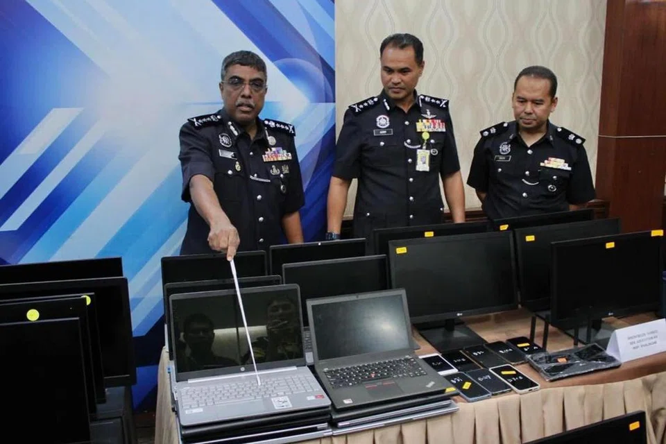 BERJAYA DITUMPASKAN: Ketua Polis Kuala Lumpur, Datuk Allaudeen Abdul Majid (kiri sekali) menunjukkan antara peralatan yang dirampas daripada sindiket penipuan dalam talian ketika serbuan dilakukan Jabatan Siasatan Jenayah sepanjang 4 hingga 21 September 2023.