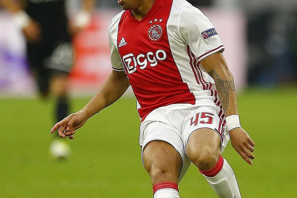 PELUANG CIPTA SEJARAH: Justin Kluivert boleh mengulangi pencapaian bapanya, Patrick, lebih dua dekad lalu jika beliau membantu Ajax menumpaskan Manchester United dalam final Liga Europa. Beliau mewakili barisan pemain muda yang membentuk pasukan Ajax sekarang. - Foto REUTERS