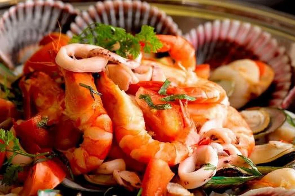 HIDANGAN MENYELERAKAN SG50: Ayuh nikmati pelbagai jenis hidangan di restoran 21 on Rajah hujung minggu cuti Jubli Emas nanti. Antara hidangan termasuk makanan laut segar semasa bufet sarapan (gambar atas) dan rusuk panggang berserta sos lada hitam semasa bufet makan malam. - Foto-foto 21 ON RAJAH