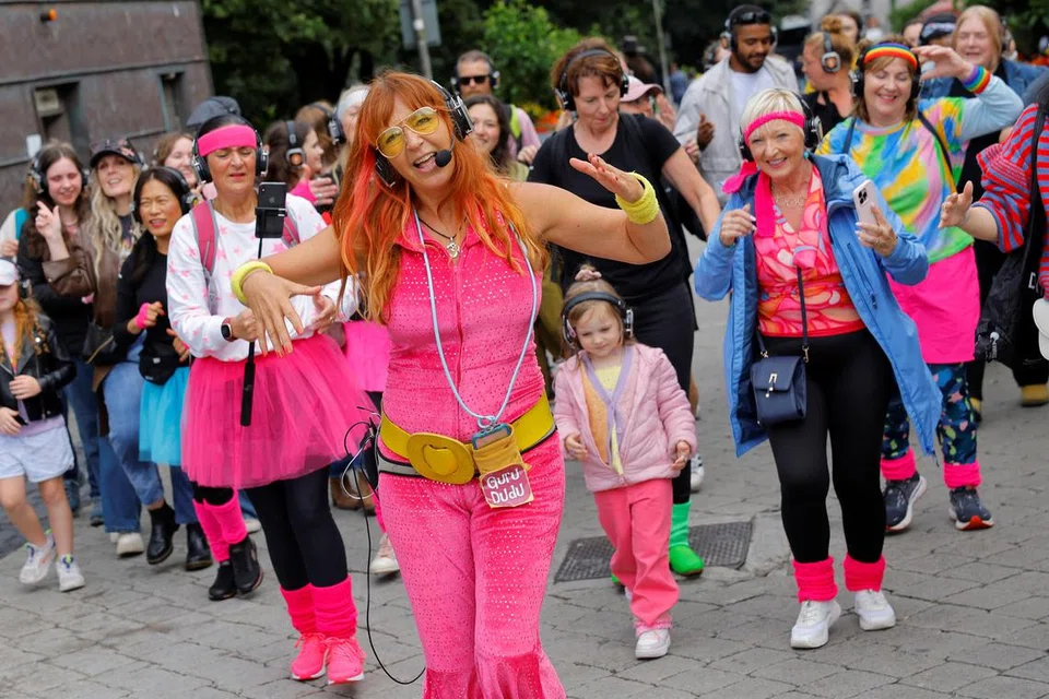 DISKO BARBIE: Selain produk, kegiatan yang diadakan juga turut mengikut tema patung Barbie. Gambar menunjukkan kumpulan disko di Galway, Ireland, yang menari mengikut rentak lagu, ‘Barbie Girl’.  