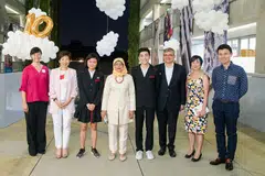 RAI ULANG TAHUN: Presiden Halimah Yacob (empat dari kiri) dan Menteri Kebudayaan, Masyarakat dan Belia, Cik Grace Fu (dua dari kiri) menyertai kakitangan Sota sewaktu menyertai sambutan ulang tahun ke-10 Sota, Jumaat lalu. - Foto SOTA