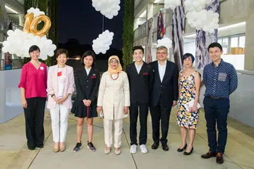 RAI ULANG TAHUN: Presiden Halimah Yacob (empat dari kiri) dan Menteri Kebudayaan, Masyarakat dan Belia, Cik Grace Fu (dua dari kiri) menyertai kakitangan Sota sewaktu menyertai sambutan ulang tahun ke-10 Sota, Jumaat lalu. - Foto SOTA
