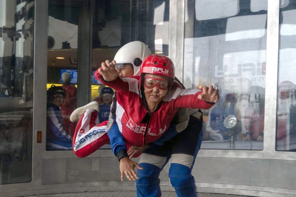 TIDAK KIRA TUA ATAU MUDA: Cik Woo Kang Chin yang berumur 82 tahun memberanikan diri untuk mengambil bahagian dalam terjunan udara tertutup di iFly Singapore. - Foto IFLY SINGAPORE