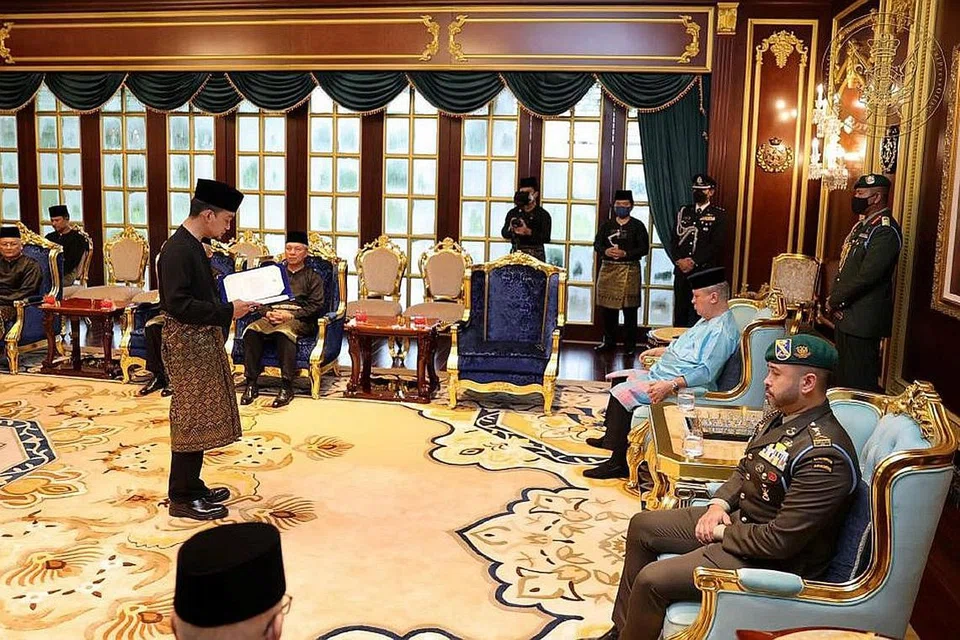 MENTERI BESAR: Datuk Onn Hafiz Ghazi mengangkat sumpah sebagai Menteri Besar Johor ke-19 di hadapan Sultan Johor, Sultan Ibrahim Iskandar, semalam. (Gambar atas) Datuk Onn Hafiz memenangi kerusi DUN Machap semasa PRN Johor yang baru berlalu. - Foto-foto FACEBOOK SULTAN IBRAHIM SULTAN ISKANDAR, NSTP