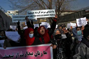 BANTAH SEKATAN: Wanita Afghanistan membantah sekatan pentadbiran  Taleban terhadap mereka, ketika protes di Kabul, Afghanistan seperti membatalkan larangan wanita masuk universiti. 
