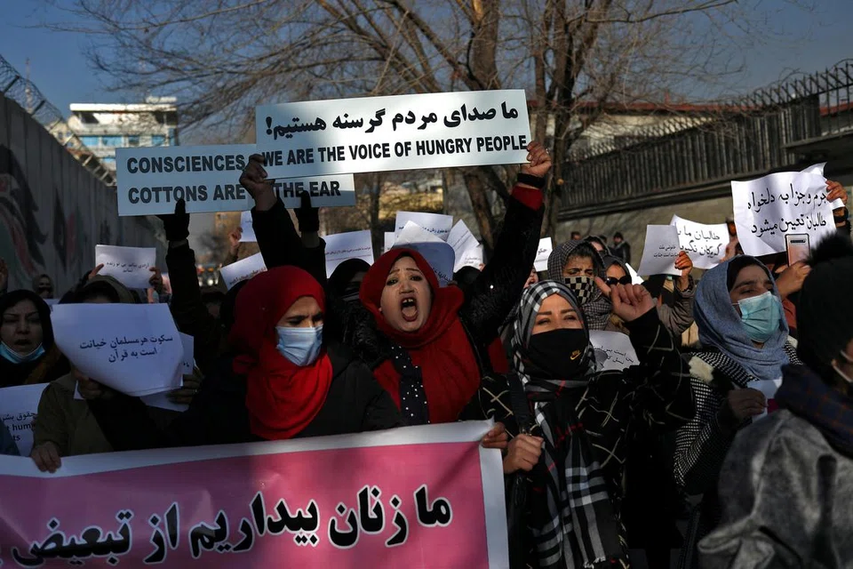 BANTAH SEKATAN: Wanita Afghanistan membantah sekatan pentadbiran  Taleban terhadap mereka, ketika protes di Kabul, Afghanistan seperti membatalkan larangan wanita masuk universiti. 