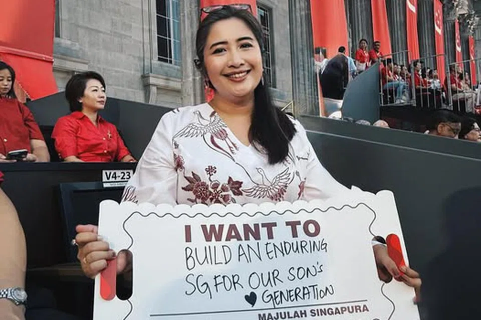 Anggota Parlimen GRC Ang Mo Kio, Cik Nadia Ahmad Samdin, menggayakan gaun putih bercorak batik tulis merah dengan motif bangau dan bunga, rekaan pereka tempatan, Ratianah Tahir.