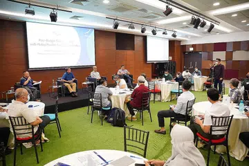 USAHA PERKUKUH KELUARGA: Anggota panel dialog pasca Belanjawan 2022 (di pentas, dari kanan) Encik Saktiandi, Encik Masagos dan Dr Faishal berbincang dengan peserta yang merupakan antara 40 pemimpin masyarakat Melayu/Islam serta relawan Pertubuhan Akar Umbi (GRO) dan M³@Bandar di Auditorium Ibu Pejabat PA di King George's Avenue. - Foto PA MESRA