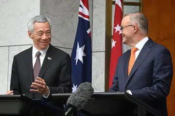 MESYUARAT PEMIMPIN: Encik Lee (kiri) dengan Encik Albanese semasa satu mesyuarat di Dewan Parlimen di Canberra semalam. Encik Lee berada di Australia untuk lawatan rasmi tiga hari yang bermula Ahad lalu. - Foto BH oleh CHONG JUN LIANG