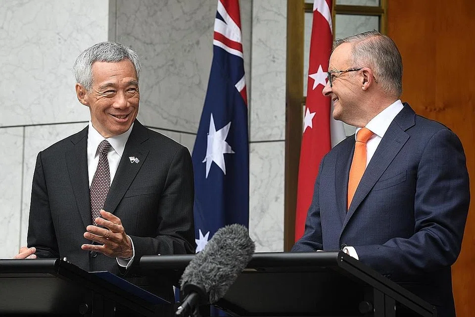 MESYUARAT PEMIMPIN: Encik Lee (kiri) dengan Encik Albanese semasa satu mesyuarat di Dewan Parlimen di Canberra semalam. Encik Lee berada di Australia untuk lawatan rasmi tiga hari yang bermula Ahad lalu. - Foto BH oleh CHONG JUN LIANG
