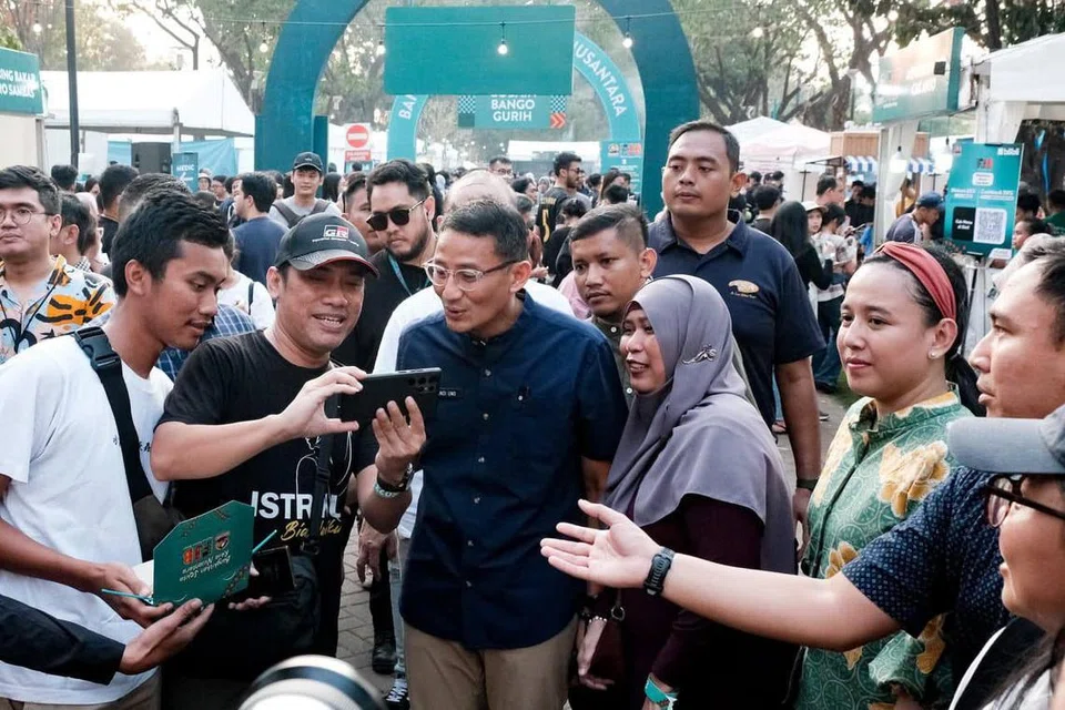 HARIMAU ASIA: Menteri Pelancongan dan Ekonomi Kreatif Indonesia, Encik Sandiaga Uno (tengah) pada Ahad menyatakan Indonesia mungkin menjadi ‘harimau Asia’ yang berkembang pesat dalam ekosistem ekonomi kreatif dan digital. 